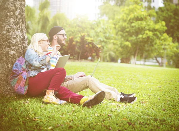 Jovens, estudantes, passar tempo ao ar livre — Fotografia de Stock