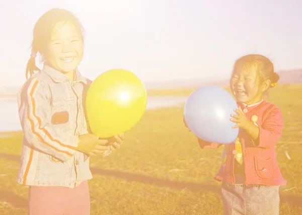 Niñas jugando con globos —  Fotos de Stock