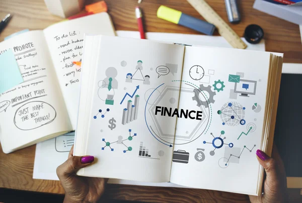 Mujer sosteniendo cuaderno — Foto de Stock