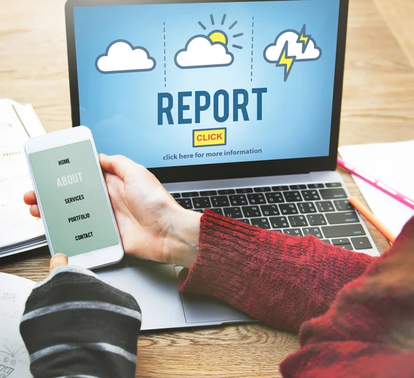 Vrouwen met laptop en telefoon — Stockfoto