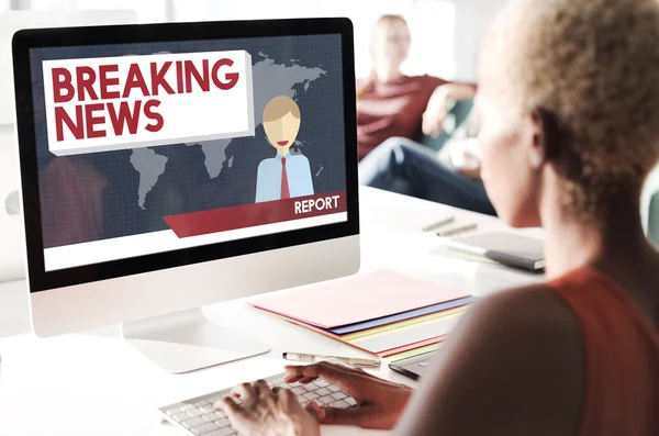 Donna d'affari che lavora al computer con Breaking News — Foto Stock