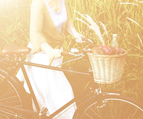 Starszy kobieta z rowerów — Zdjęcie stockowe