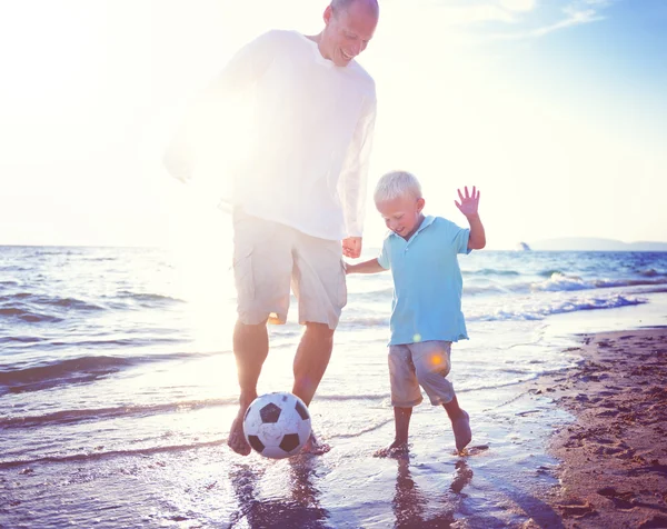 Pai e filho brincando com bola — Fotografia de Stock