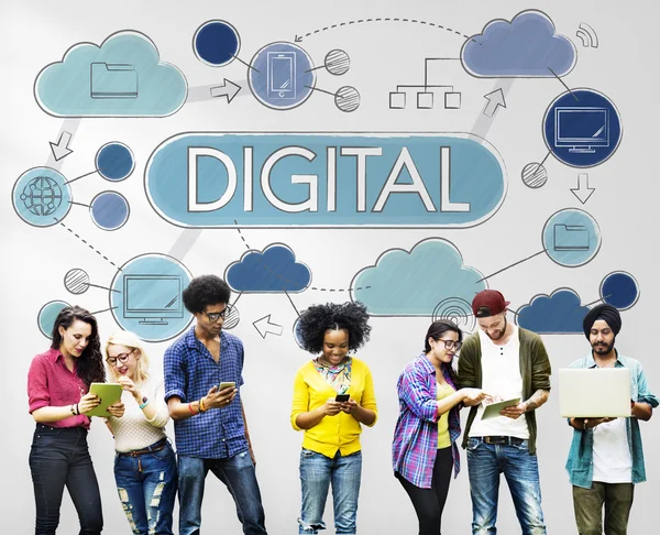 Studenter som bruker digitale innretninger – stockfoto