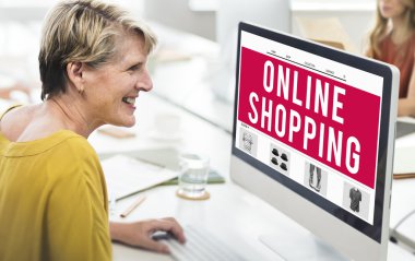 Ofiste bilgisayar kullanan bir kadın. 