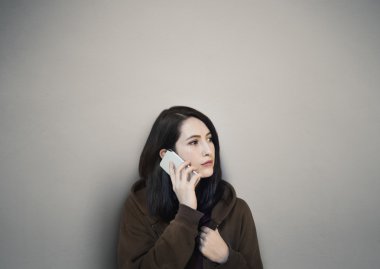 telefon ile kadın portresi