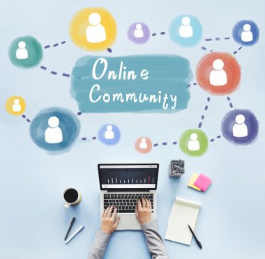 Online topluluk ile masa üstünde laptop