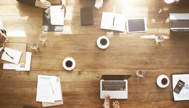 İş adamları birlikte çalışıyor.