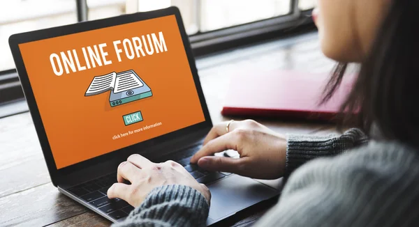 Kobieta, wpisując na laptopie z Online Forum — Zdjęcie stockowe