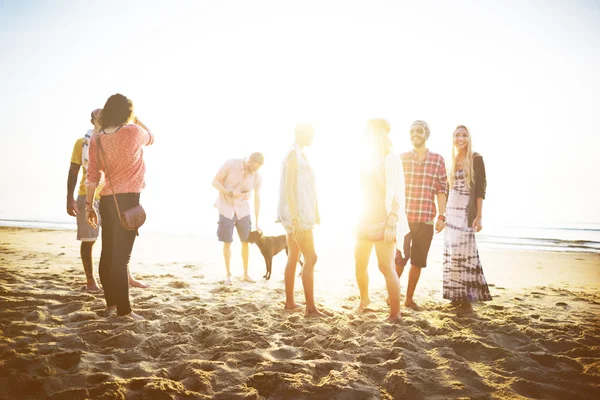 Grupp vänner ha kul på stranden — Stockfoto