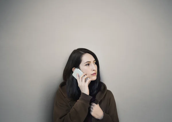 Porträtt av kvinna med telefonen — Stockfoto