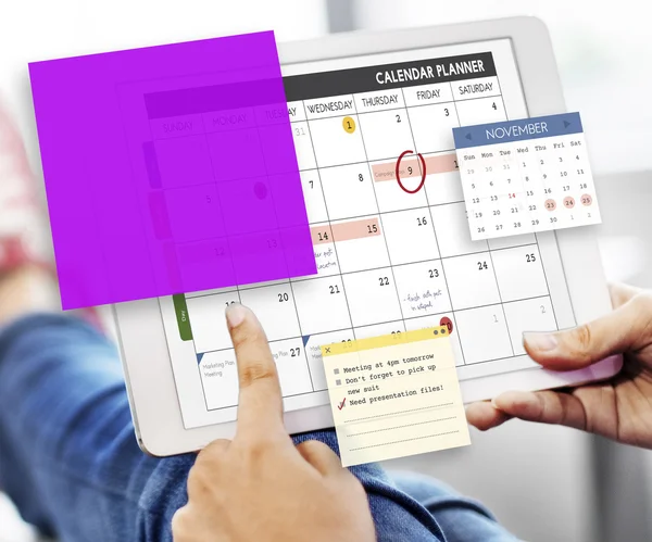 デジタル タブレットのカレンダーと — ストック写真