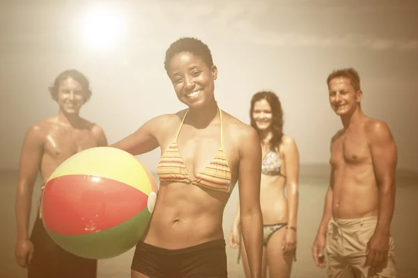 People enjoying themselves on a tropical beach. — Stock Photo, Image