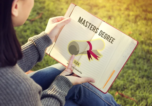 Vrouw lezen boek en masters graad — Stockfoto