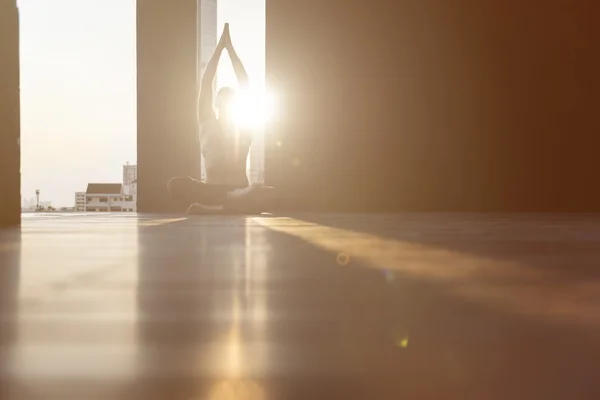 Aktiver Mann praktiziert Yoga — Stockfoto