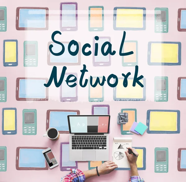 Laptop på bord med sociala nätverk — Stockfoto
