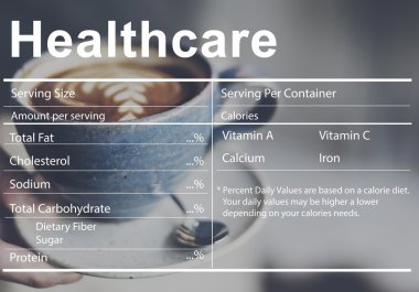 Bir fincan kahve tutan kadın.