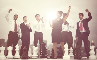 iş adamları ile satranç kutluyor