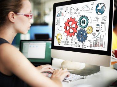 işkadını üstünde bilgisayar strateji ile çalışma