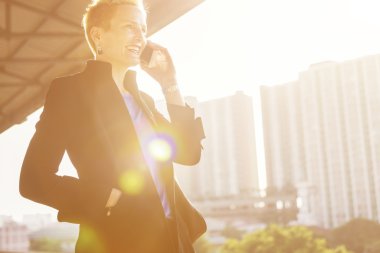 Cep telefonu kullanan iş kadını