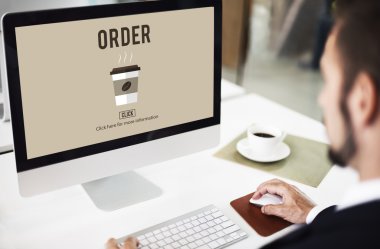 Bilgisayarda çalışan iş adamı