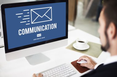 Bilgisayarda çalışan iş adamı