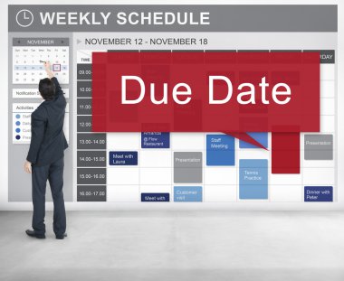 İş adamı duvara yakın duruyor 