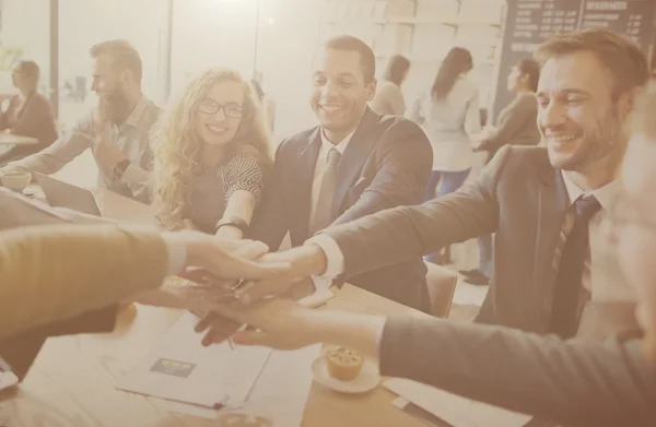 Menschen machen Haufen von Händen — Stockfoto