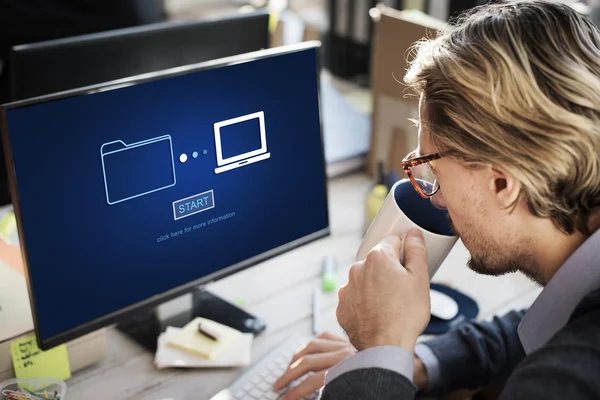 Empresário que trabalha com computador no escritório — Fotografia de Stock