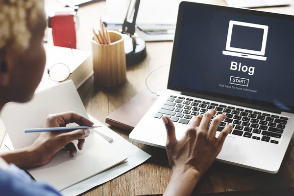 Woman working on laptop with blog — Stock Photo, Image