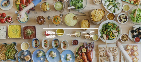 Vänner äta för tabell och pilar — Stockfoto