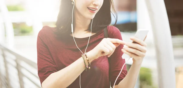 Portret van vrouw met mobiele telefoon — Stockfoto