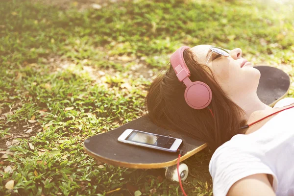 Skater menina ouvir música — Fotografia de Stock