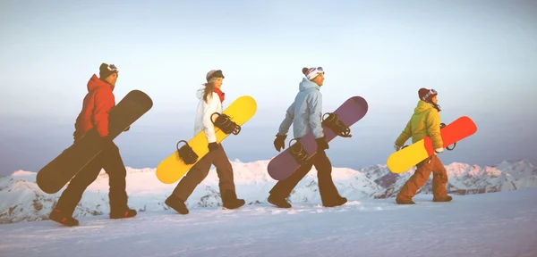 Snowboarders στην κορυφή του βουνού — Φωτογραφία Αρχείου