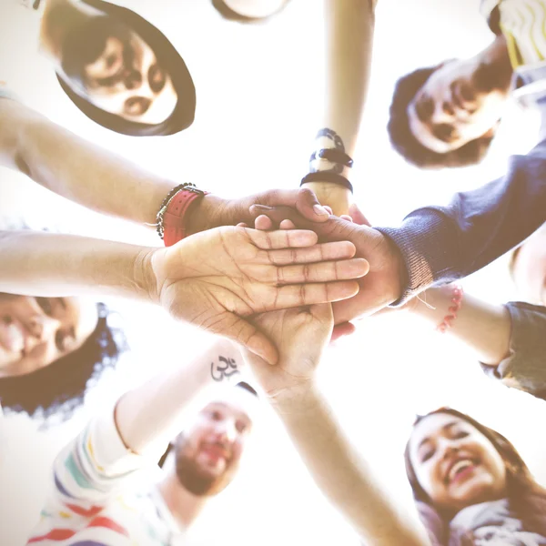 Diverse groep mensen samen te werken — Stockfoto