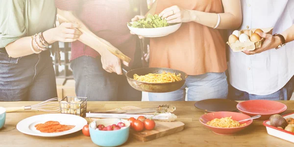 Amigos a passar tempo juntos, a jantar — Fotografia de Stock