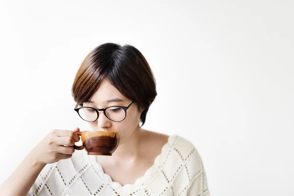 Азиатка пьет чай — стоковое фото