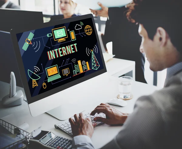 Işadamı bilgisayar ile Internet üzerinde çalışma — Stok fotoğraf