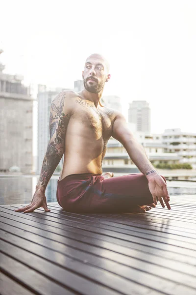 Hombre haciendo práctica de yoga — Foto de Stock