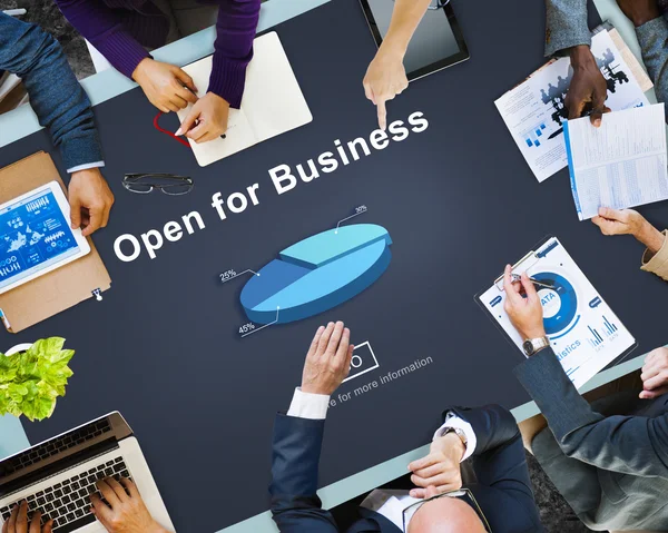 Personas señalando abierto para los negocios —  Fotos de Stock