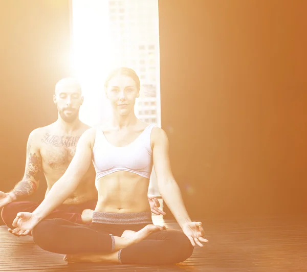 Mulher e homem fazendo Yoga Prática — Fotografia de Stock