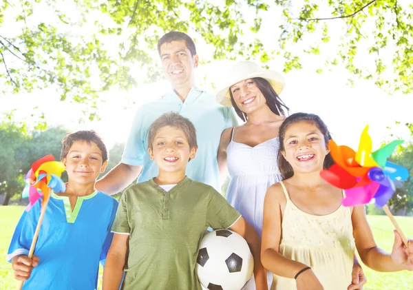 Familia feliz juntos al aire libre —  Fotos de Stock