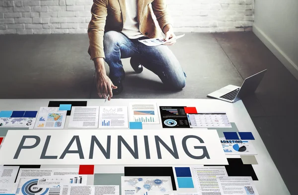 Homme d'affaires travaillant avec Planning — Photo