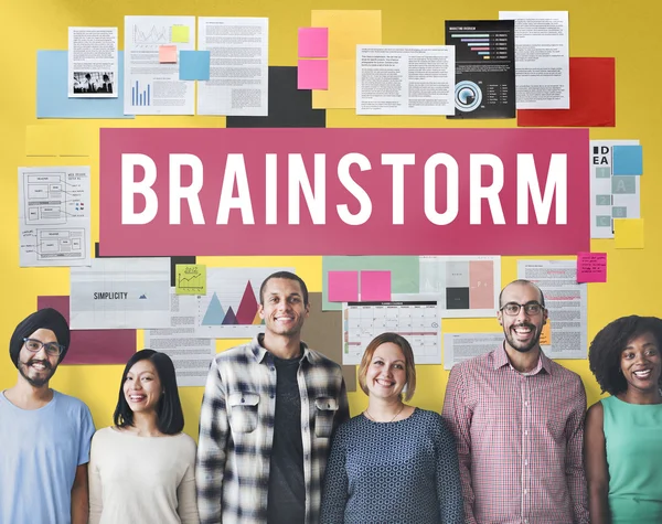 Mångfald människor med brainstorm — Stockfoto
