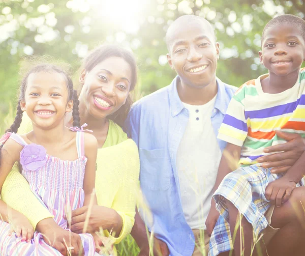 Hermosa familia africana en el parque —  Fotos de Stock