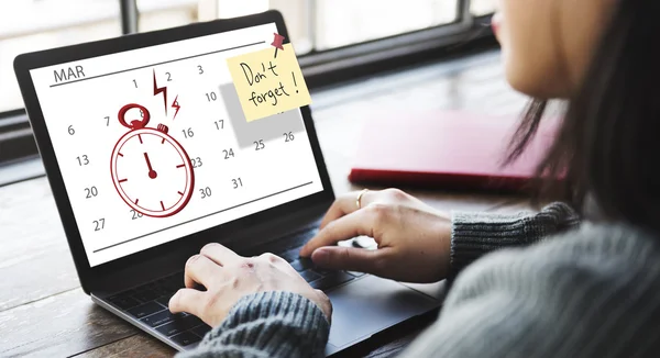 Mujer escribiendo en el ordenador portátil con el tiempo — Foto de Stock