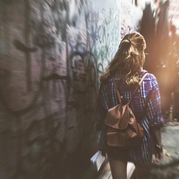 Chica caminando en callejón — Foto de Stock