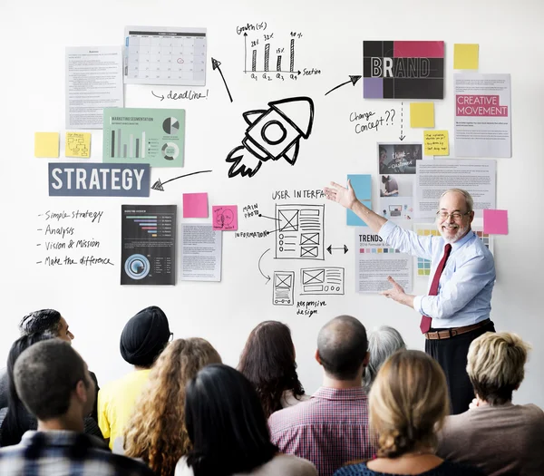 Leute beim Seminar mit Strategie — Stockfoto