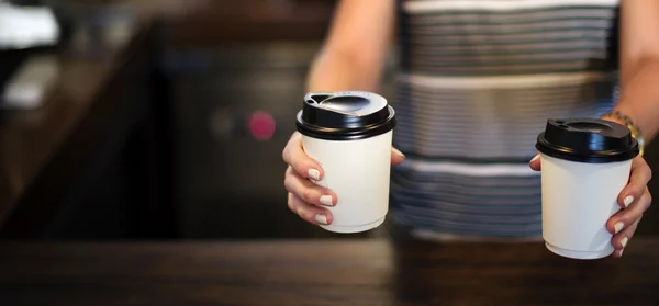 Žena hospodářství cappuccino — Stock fotografie