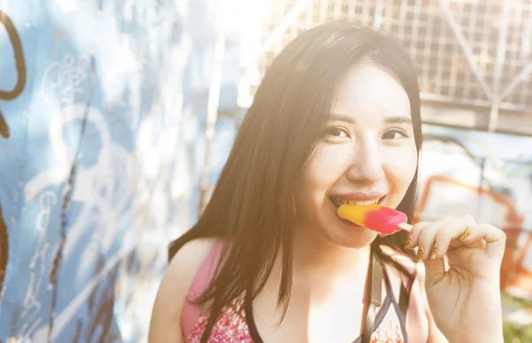 Κορίτσι που τρώει παγωτό — Φωτογραφία Αρχείου